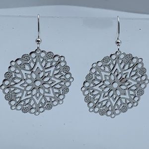 🐝 NWT Handmade Round Filigree Pierced Dangle Earrings in Silver Tone,